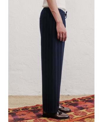 A KIND OF GUISE - SAMURAI TROUSERS OSCURO NAVY STRIPES est présent 