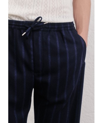 A KIND OF GUISE - SAMURAI TROUSERS OSCURO NAVY STRIPES est présent 