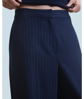 Pantalon Large Tailoring (H24 / FEMME / Rayures Navy) est présent 